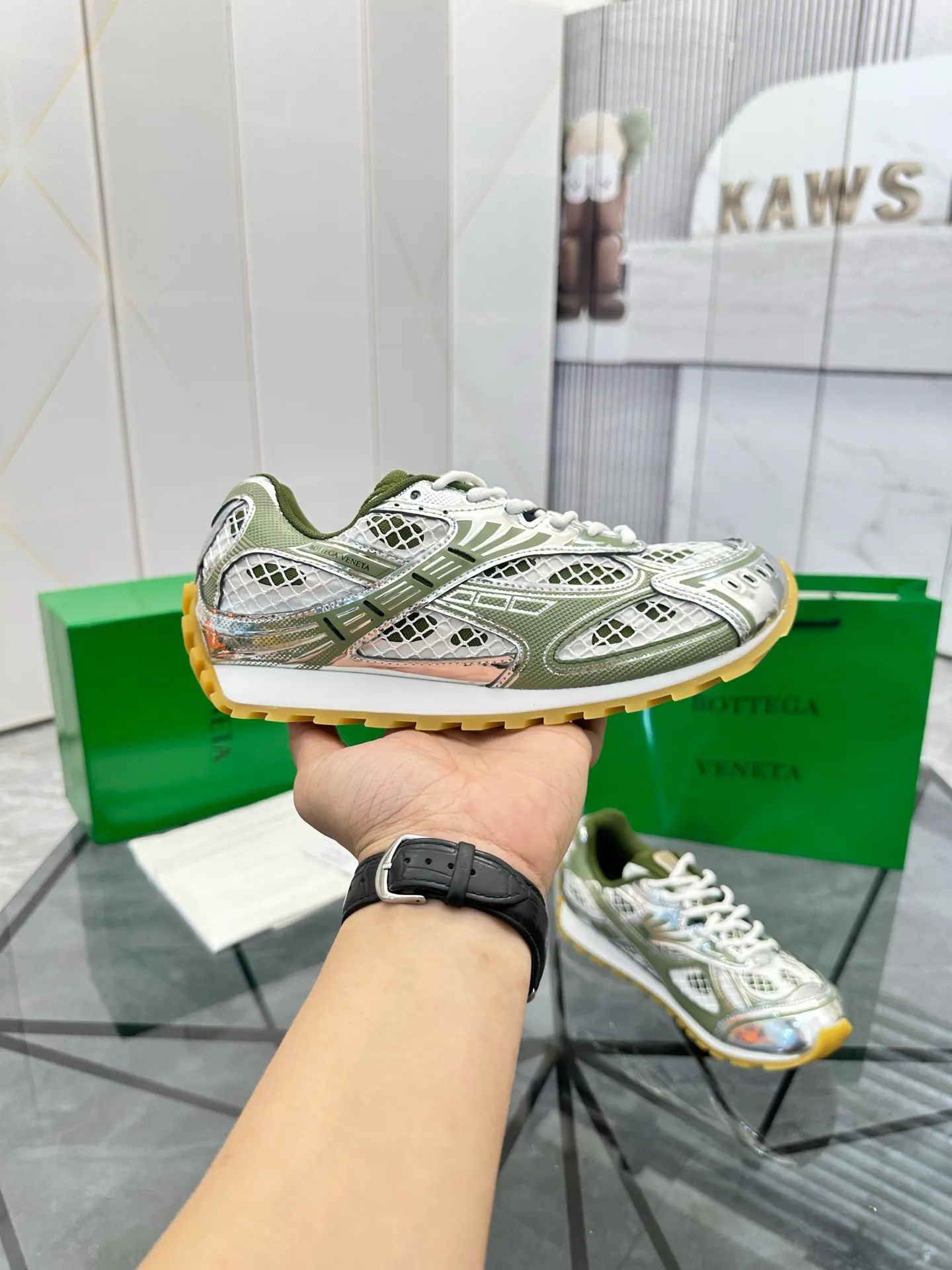 Factory men's shoes 💰: 620💰 (top version) BV Orbit sneakers Wang Yibo's same style couple's dad shoes Runner sneakers, made of lightweight technical mesh fabric. Matched with geometric pattern designed rubber outsole Wang Zha series high version Look for the package craftsmanship The actual height is much higher, but the legs are still slim. Very nice and playable and durable Matching to the standard 💯 Package shoe technology Look for the high version The outsole is made of color-blocked TPU outsole Women's model 35 36 37 38 39 40 41 (40 41 customized) Men's model 38 39 40 41 42 43 44 45. (Customized size 38 45.46) No. H345